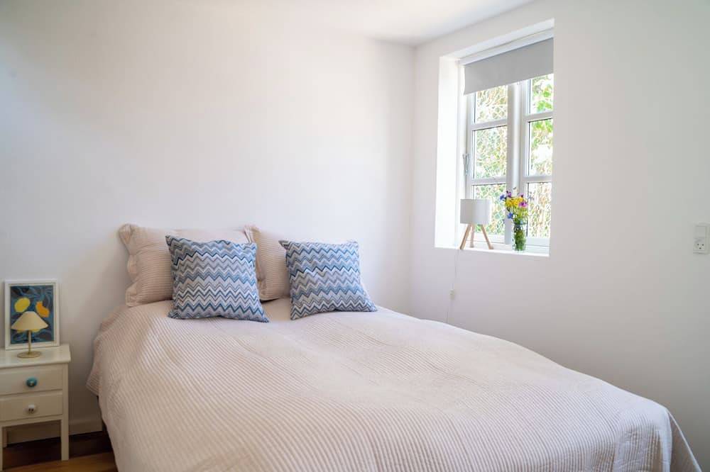Charming 1-bedroom villa with private sauna, beach and seaview in Hovedstaden