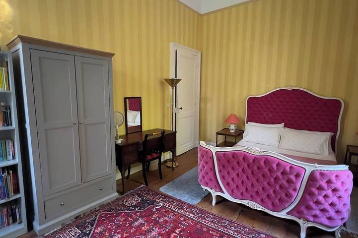 Superb 4-bedroom Chateau in a private setting of 4 hectares of woodland. in Coutras, Región de Libourne