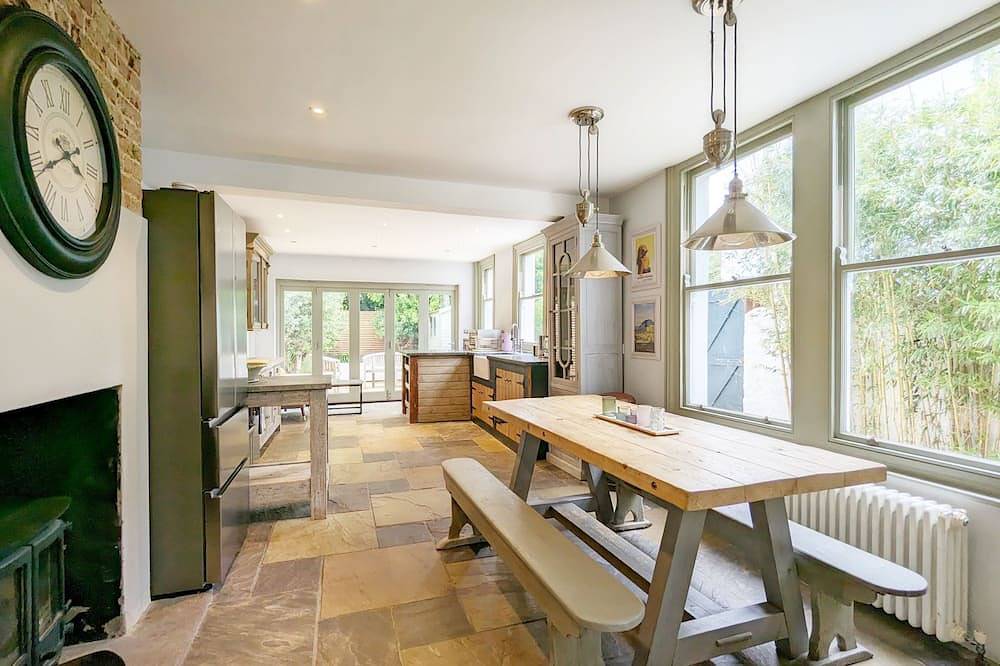 A town house that sleeps 6 guests in 3 bedrooms in Worthing, West Sussex