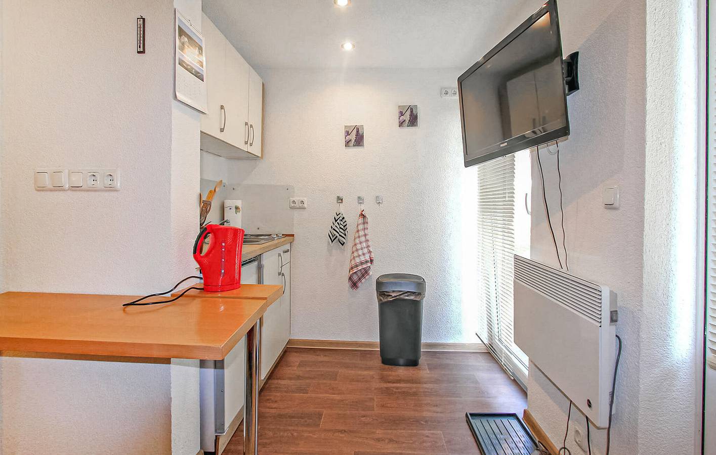 Ganze Ferienwohnung, Gemütliche Wohnung mit Terrasse, Parkplatz in der Nähe von Seebad Lubmin in Wusterhusen, Vorpommern