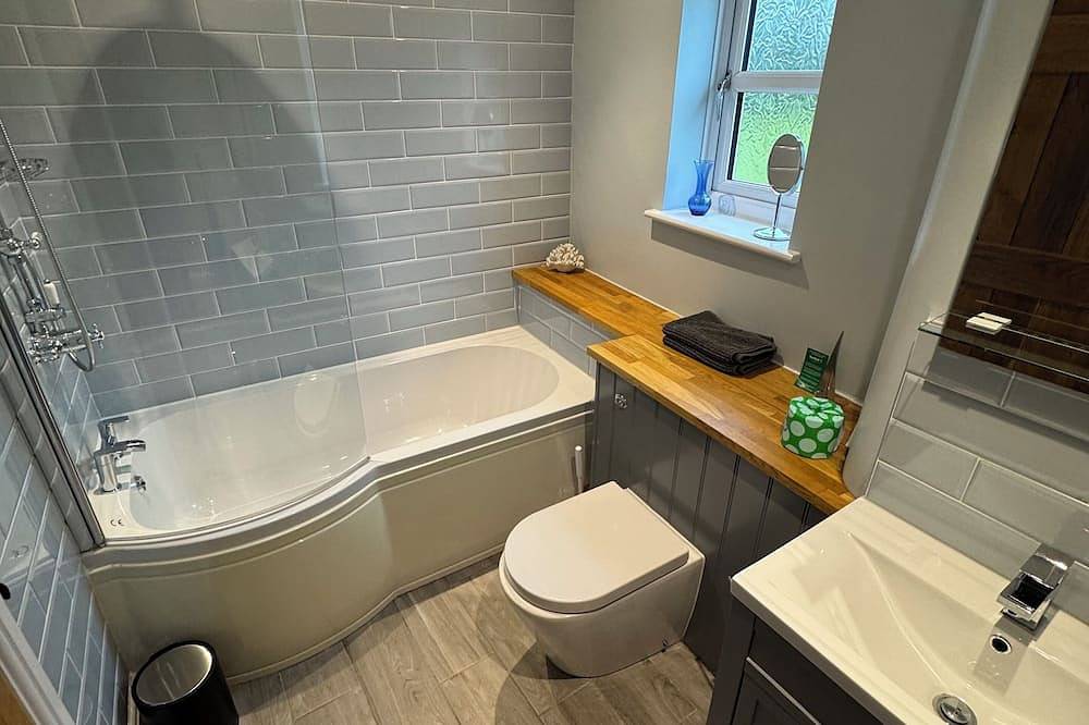 Barafundle cottage, Wynd Hill Hideaway - walk to Coast Path, beach and pub! in Manorbier, Pembrokeshire