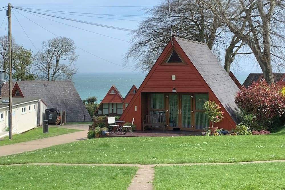 *Sea view* coastal chalet with pool access in Kingsdown, Kent
