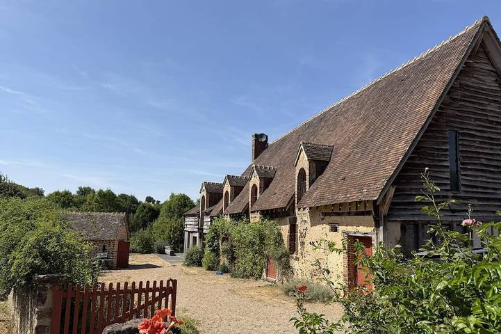 Location de vacances pour 12 personnes, avec Balcon et Jacuzzi ainsi que Terrasse et Jardin à Valennes