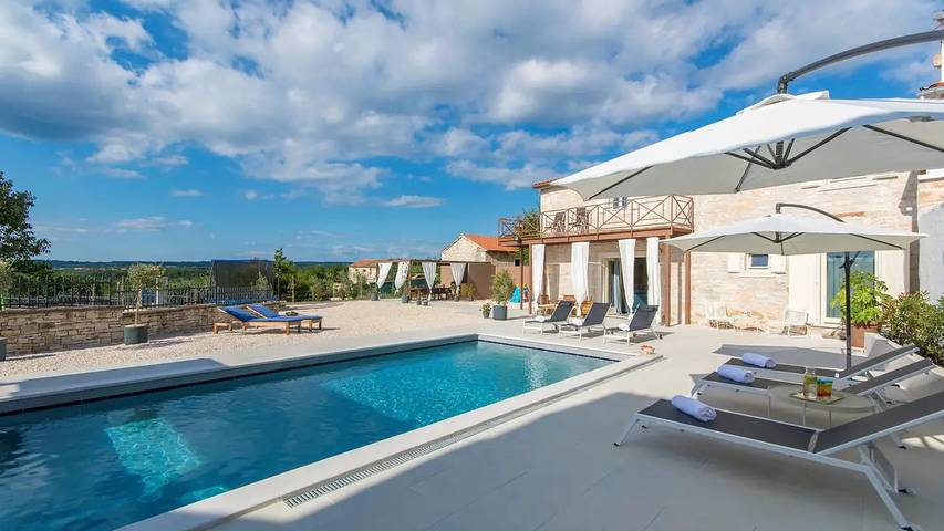 Villa pour 8 personnes, avec piscine ainsi que jardin et terrasse, animaux acceptés à Selina