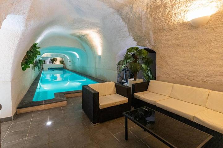Chalet para 13 personas, con jardín además de piscina y jacuzzi, Se admiten mascotas - 1