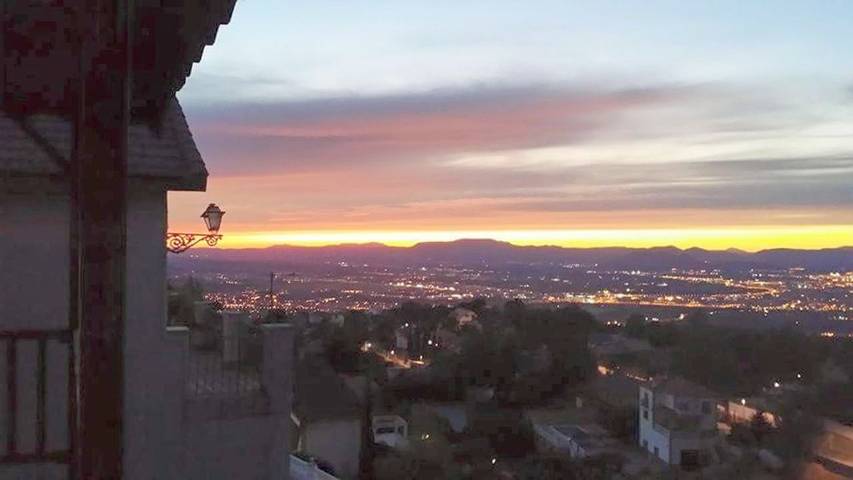 Alojamiento y desayuno para 2 personas, con Terraza además de Jardín y Piscina en La Zubia