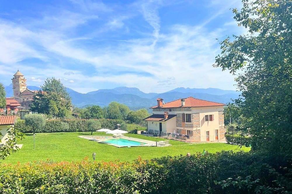 Villa del Sognatore, tuscan villa with pool for 12 in Tresana, Val di Magra