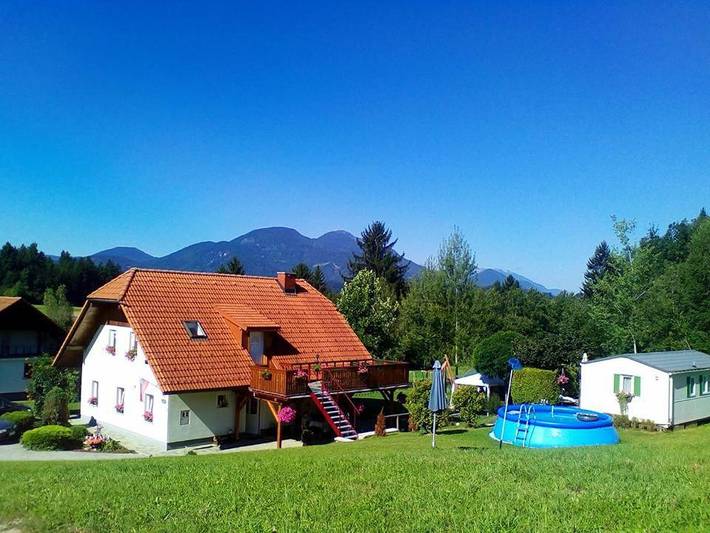 Ferienwohnung für 4 Personen, mit Balkon und Terrasse sowie Garten und Pool