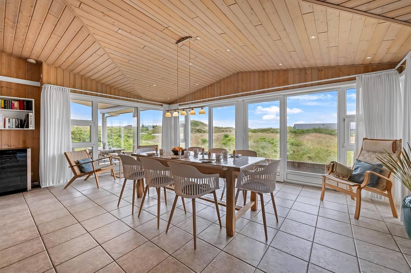 Stunning home in Hvide Sande w/ 4 Bedrooms, Sauna and Wifi in Skodbjerge, Hvide Sande