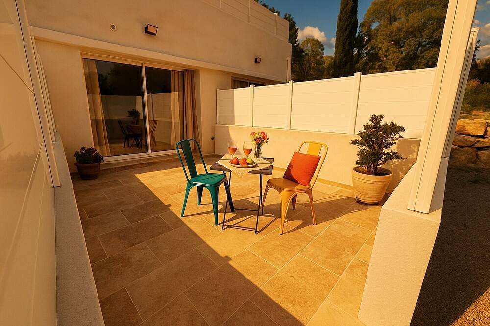 Entire apartment, Studio Luna Var near the sea & private terrace in Trans-en-Provence, Draguignan region