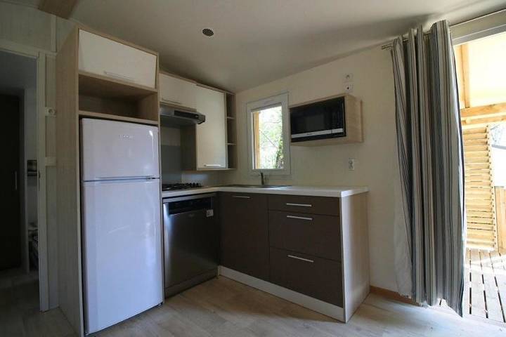 Location de vacances pour 4 personnes, avec piscine ainsi que jacuzzi et terrasse à Saint-Alban-Auriolles - 2