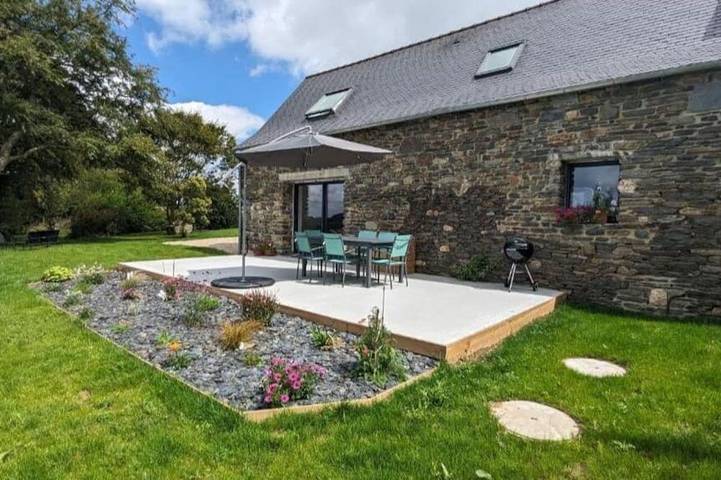 Gîte pour 6 personnes, avec terrasse et jardin, animaux acceptés à Locmélar