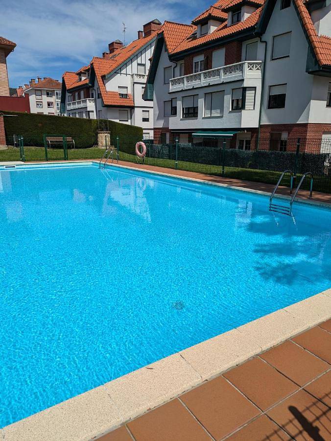 Apartamento para 4 personas, con Balcón y Terraza además de Jardín y Piscina en Bárcena de Cicero