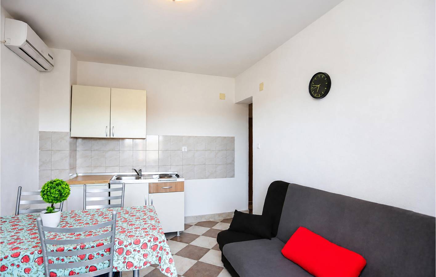 Entire holiday apartment, Cozy 90m² Apartment with Pool & Terrace, 500m from Kakma City Center in Općina Polača, Zadar