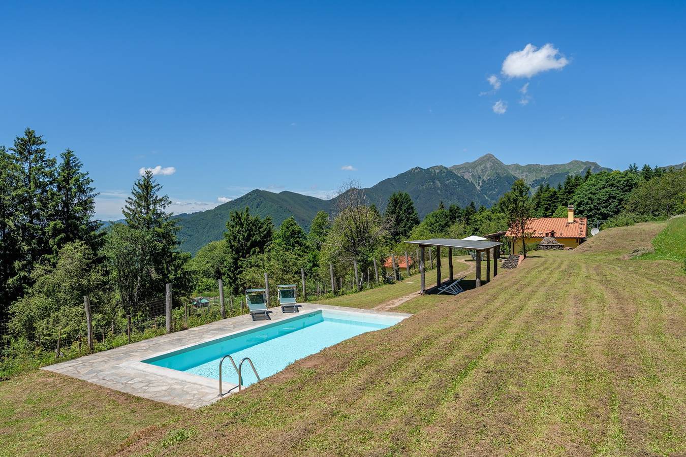 Chalet « Casa Albereta » avec vue sur les montagnes, piscine privée et terrasses privées in Bagni di Lucca, Province de Lucca