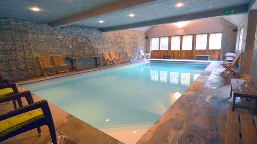 Cottage pour 22 personnes, avec jardin et sauna ainsi que terrasse et piscine, animaux acceptés dans Orchimont