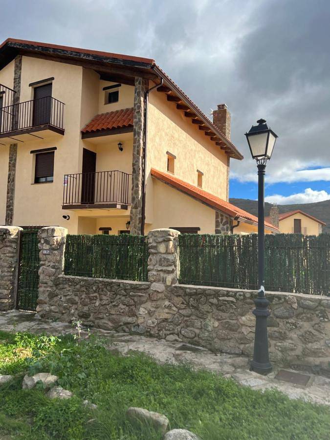 Escapadas de fin de semana para 10 personas, con Balcón y Terraza además de Jardín y Vistas al lago en Sierra de Guadarrama
