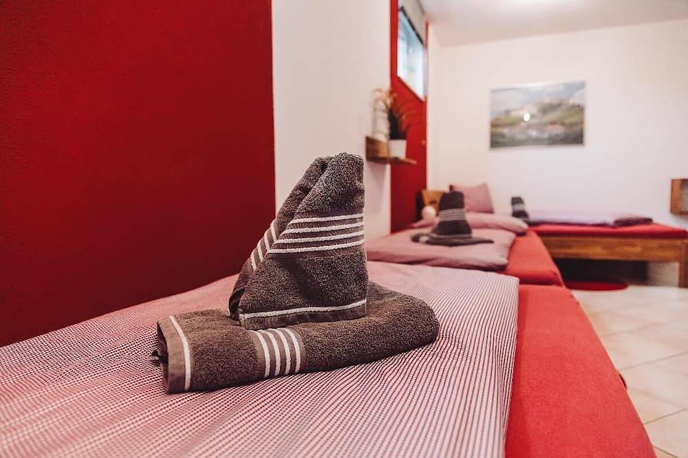 Ganze Wohnung, Moderne Ferienwohnung (80qm) mit gemütlicher Sitzecke im Garten in Kolitzheim, Fränkisches Weinland