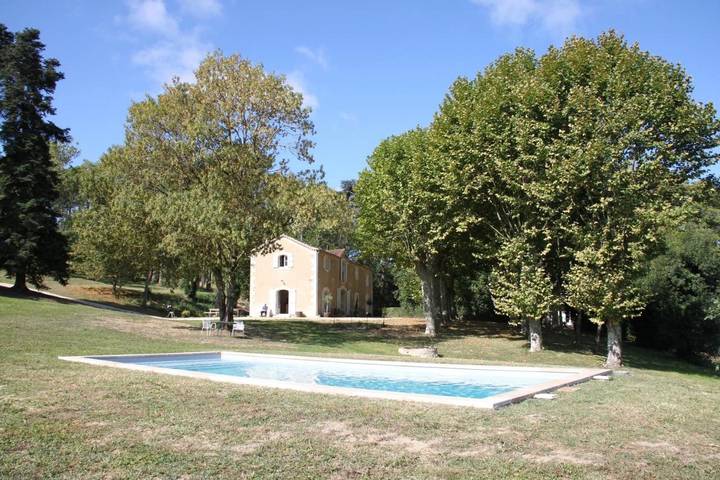 Location de vacances pour 10 personnes, avec vue ainsi que jardin et piscine à Pavie (homonymie)