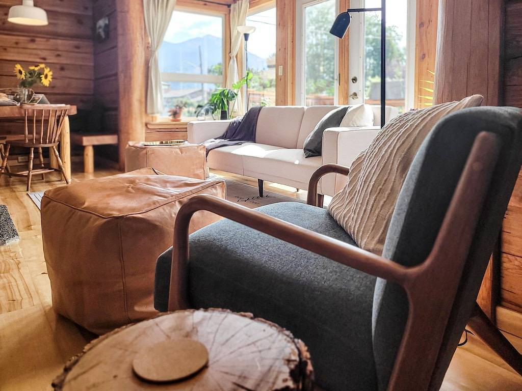 Hygge Log Home Downtown with Great Mountain Access in Golden, Kicking Horse