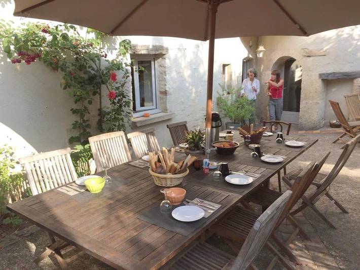 Gîte pour 2 personnes, avec Terrasse et Jardin ainsi que Bassin pour enfant et Piscine dans Moulins-en-Tonnerrois
