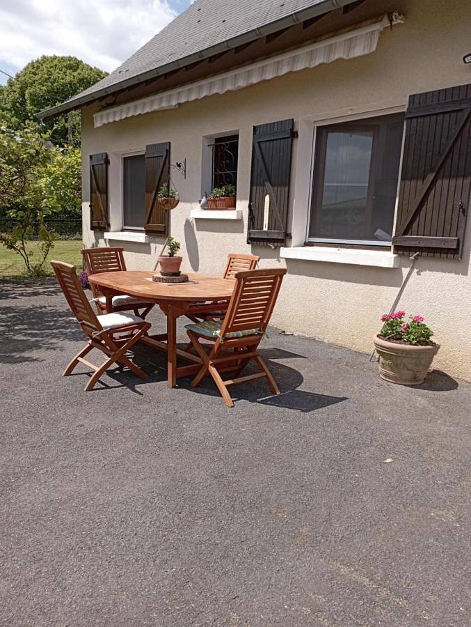 Gîte pour 3 personnes, avec vue et jardin dans Beyssac