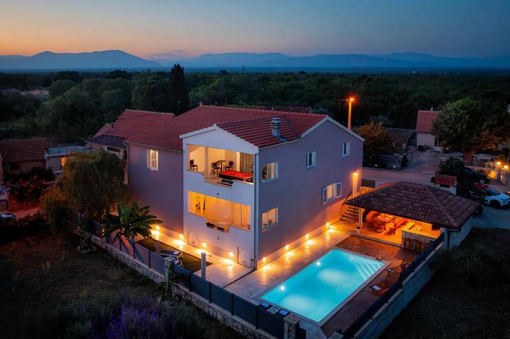 Villa für 8 Personen, mit Balkon und Ausblick sowie Garten und Pool - 1