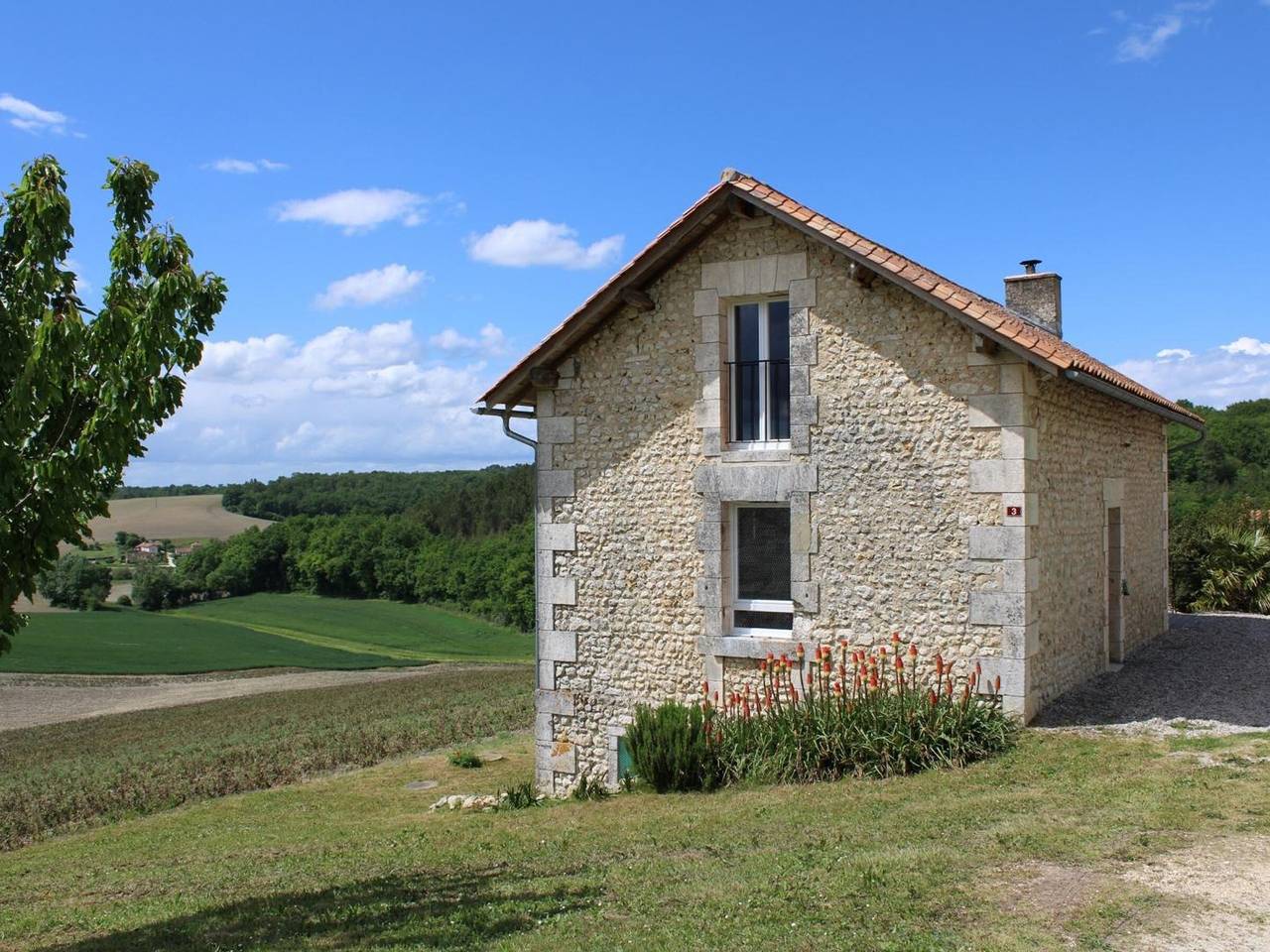 Secluded house with private pool and spa, Charente in Montignac-le-Coq, Charente