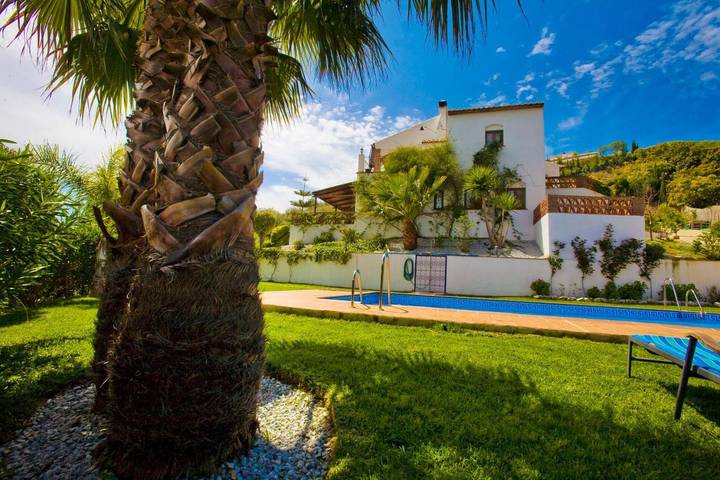 Casa rural para 16 personas, con piscina además de vistas y jardín en Axarquía