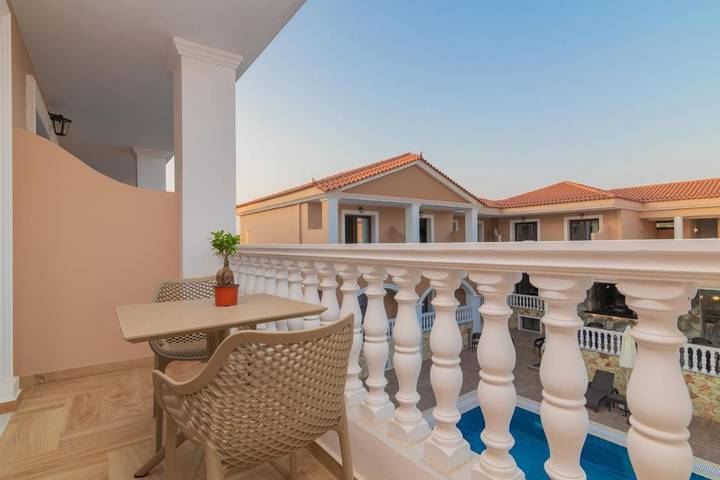 Location de vacances pour 5 personnes, avec balcon ainsi que piscine et bassin pour enfant dans Kalamaki - 3