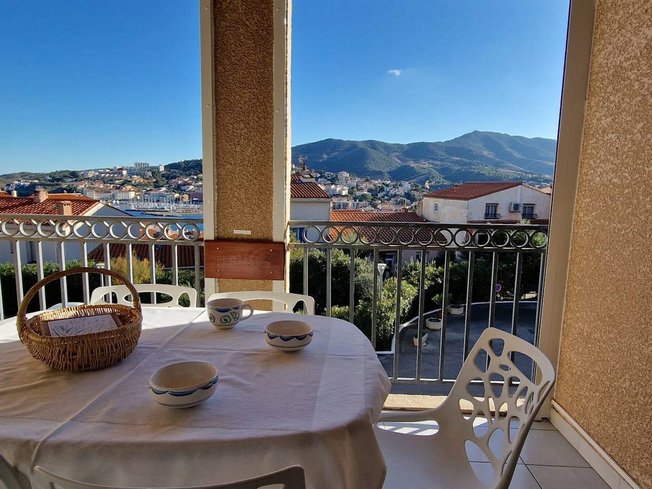 Entire apartment, Banyuls-sur-Mer: T2 Apartment with Loggia and Private Parking near Beach in La Côte Vermeille, Banyuls-sur-Mer