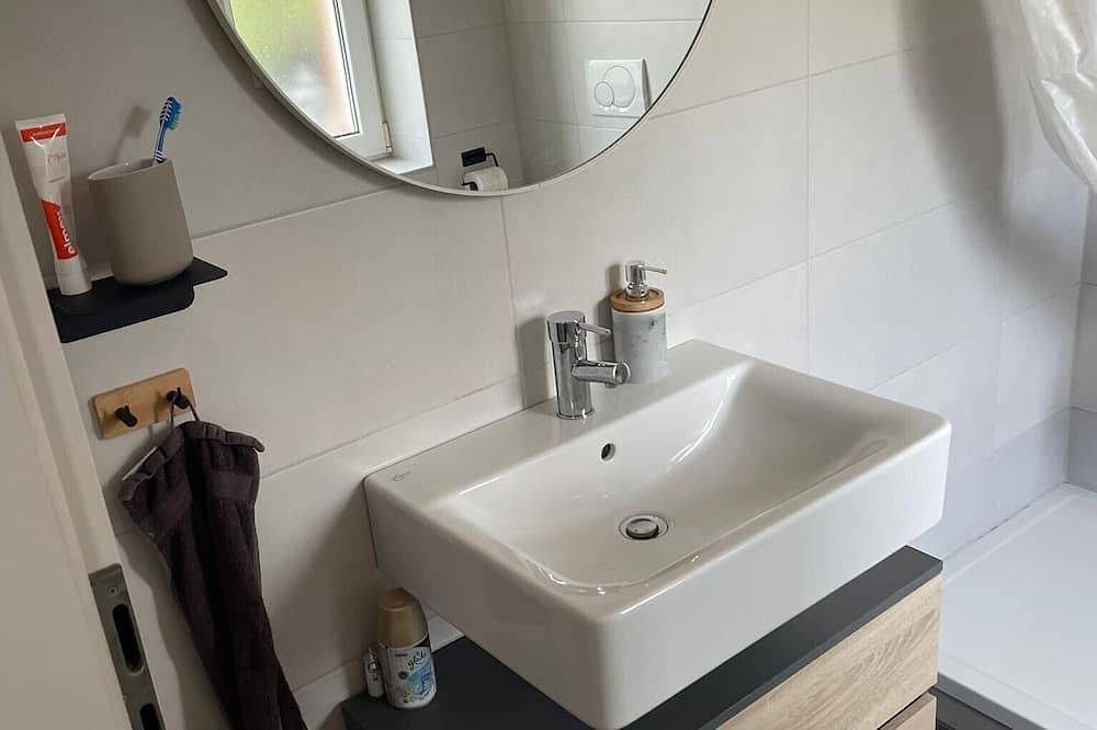 Ganze Wohnung, Apartment „Quiet Modern“ mit Gemeinschaftspool, Wlan und Klimaanlage in Kirchehrenbach, Fränkische Schweiz