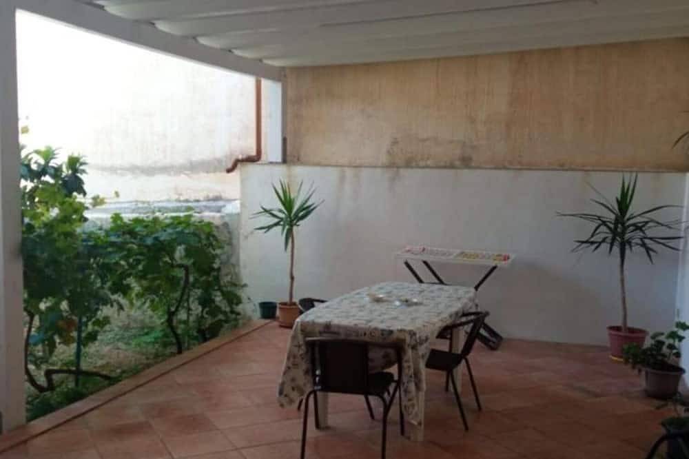 Entire apartment, Apartment 'Marettimo Con Vista Giardino' with Private Garden, Wi-Fi and Air Conditioning in Marettimo, Aegadian Islands