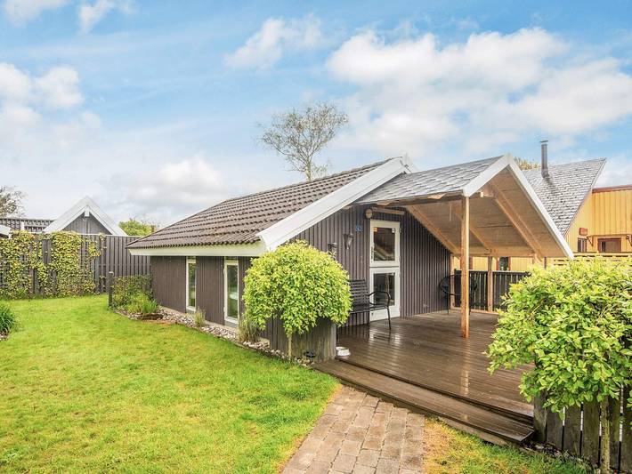 Ferieudlejning for 4 personer, med have og terrasse, børnevenlig i Bork Havn