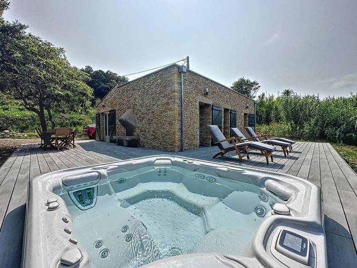Villa pour 4 personnes, avec Jacuzzi ainsi que Terrasse et Jardin