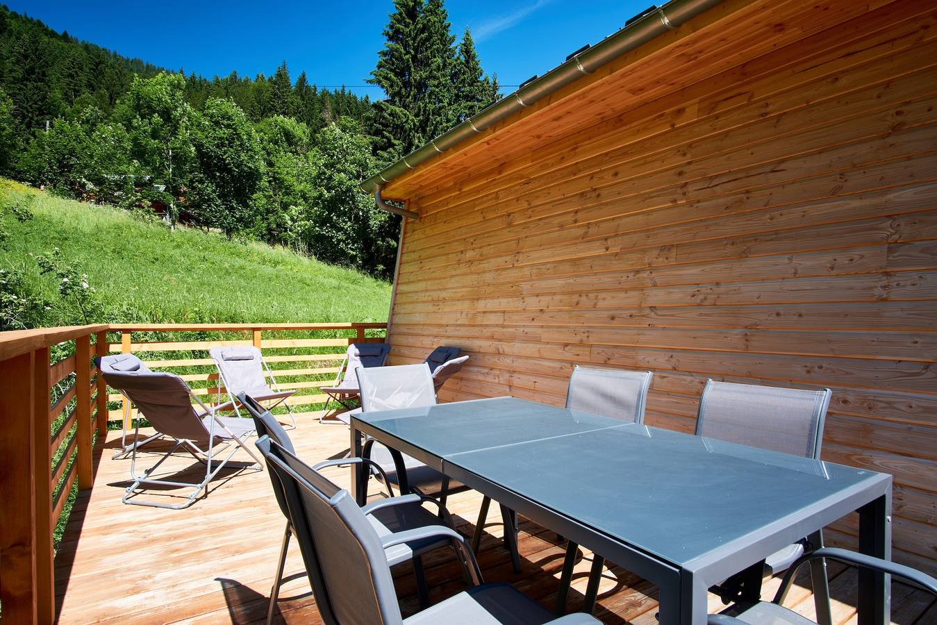 Appartement entier, Appartement "Le Lys Martagon" avec vue sur les montagnes, terrasse privée et Wi-Fi in Saint-Pierre-d'Entremont, Isère