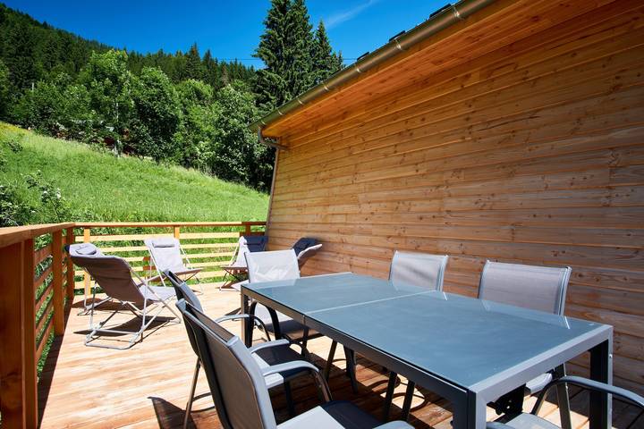 Ganze Wohnung, Ferienwohnung 'Le Lys Martagon' mit Bergblick, privater Terrasse und Wi-Fi in Saint-Pierre-d'Entremont, Isère