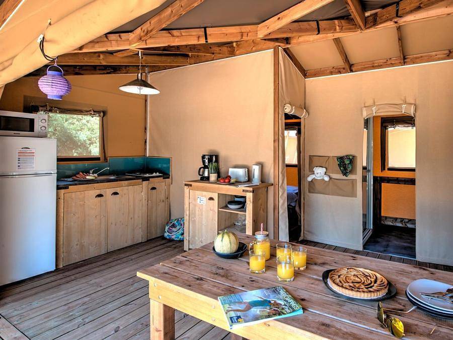 Flower Camping Le Conleau - Safarizelt 5 personen - Ecolodge Cotton Toilée Confort 32m² (2 Zimmer) + überdachte Terrasse 11m² + Tv in Vannes, Côte des Mégalithes