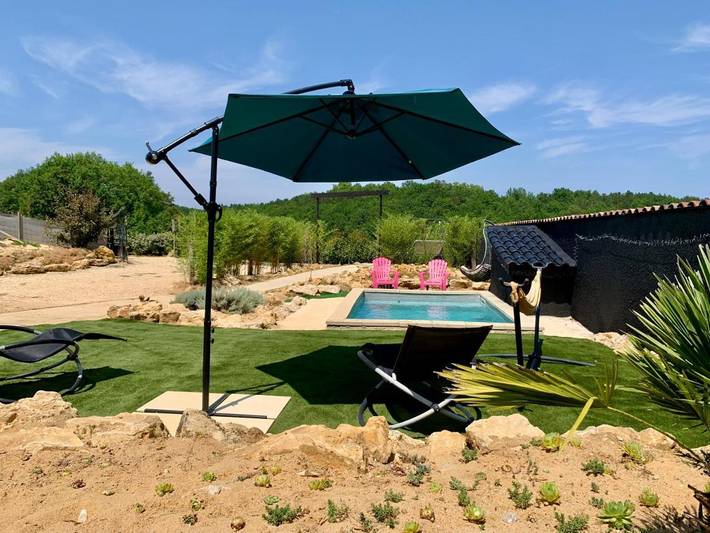 Location de vacances pour 4 personnes, avec vue ainsi que jardin et piscine à Queyssac