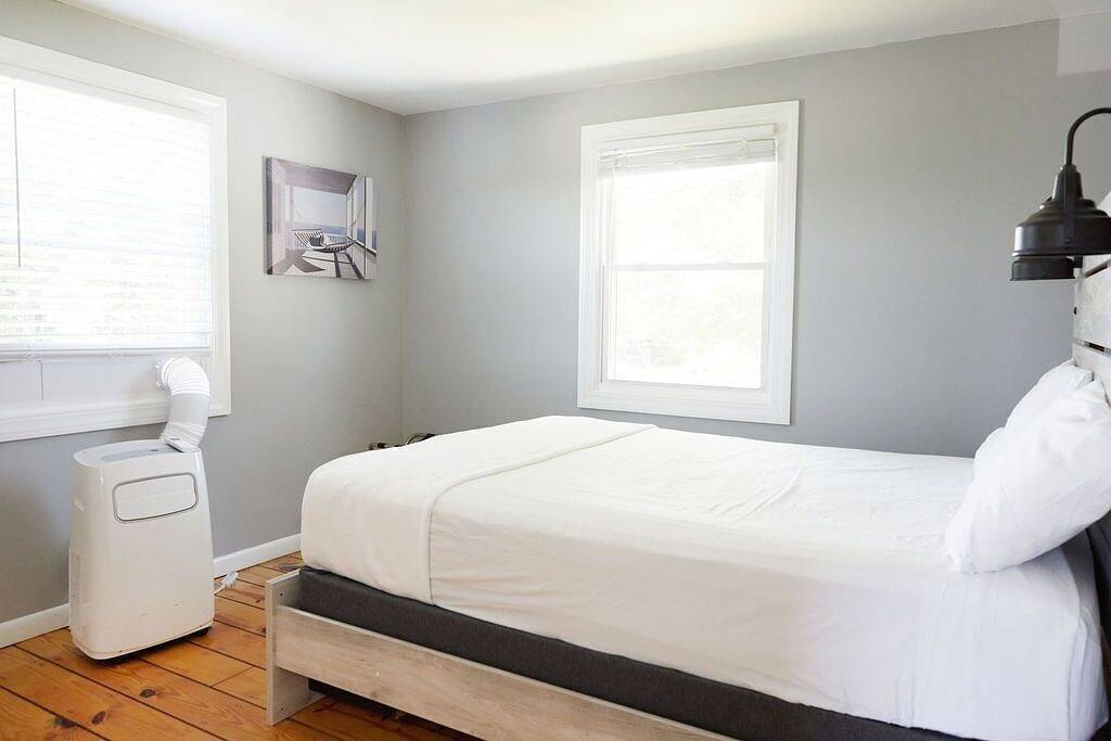 Mini Palace @ Mystic Seaport & Aquarium: 5 Queen Beds 1 Bunk Bed in Mystic, Connecticut