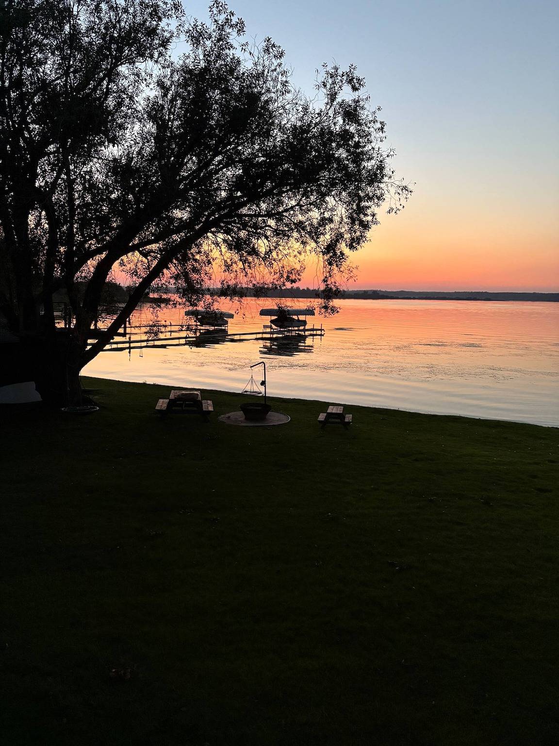 Geräumige 4-Jahreszeiten-Hütte mit Blick auf den See in Silver Sands in Alberta