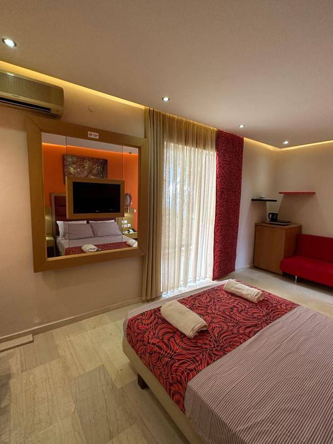 Ferienwohnung für 2 Personen, mit Balkon und Terrasse sowie Garten und Ausblick in Violi Charaki