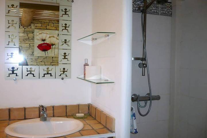 Gîte pour 3 personnes, avec terrasse ainsi que piscine et jardin à Fontaine-de-Vaucluse - 3