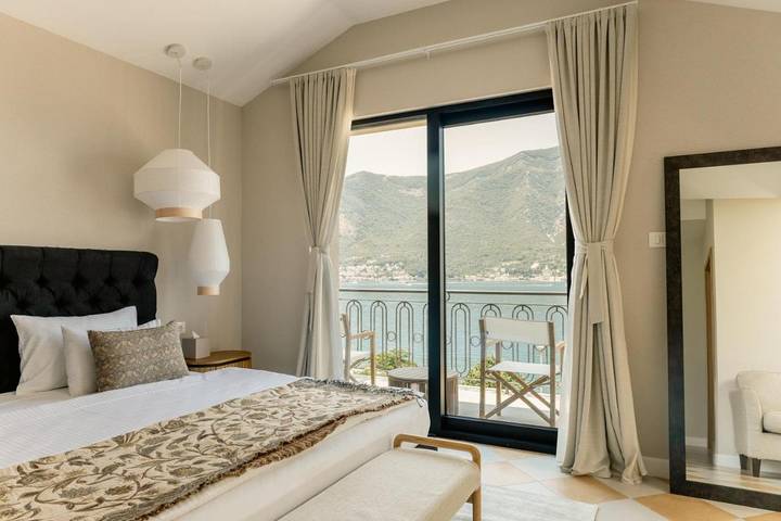 Hôtel pour 2 personnes, avec terrasse ainsi que piscine et vue