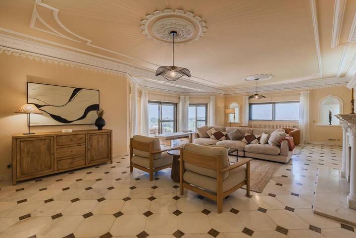 Villa voor 12 personen, with Balkon and Terras as well as Tuin and Zwembad in Estoril