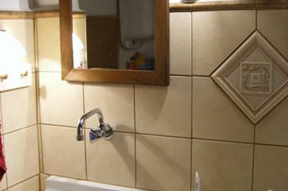 Casa in pietra tradizionale con cortile recintato e idilliaco, vicino al mare in Nikiti, Sithonia