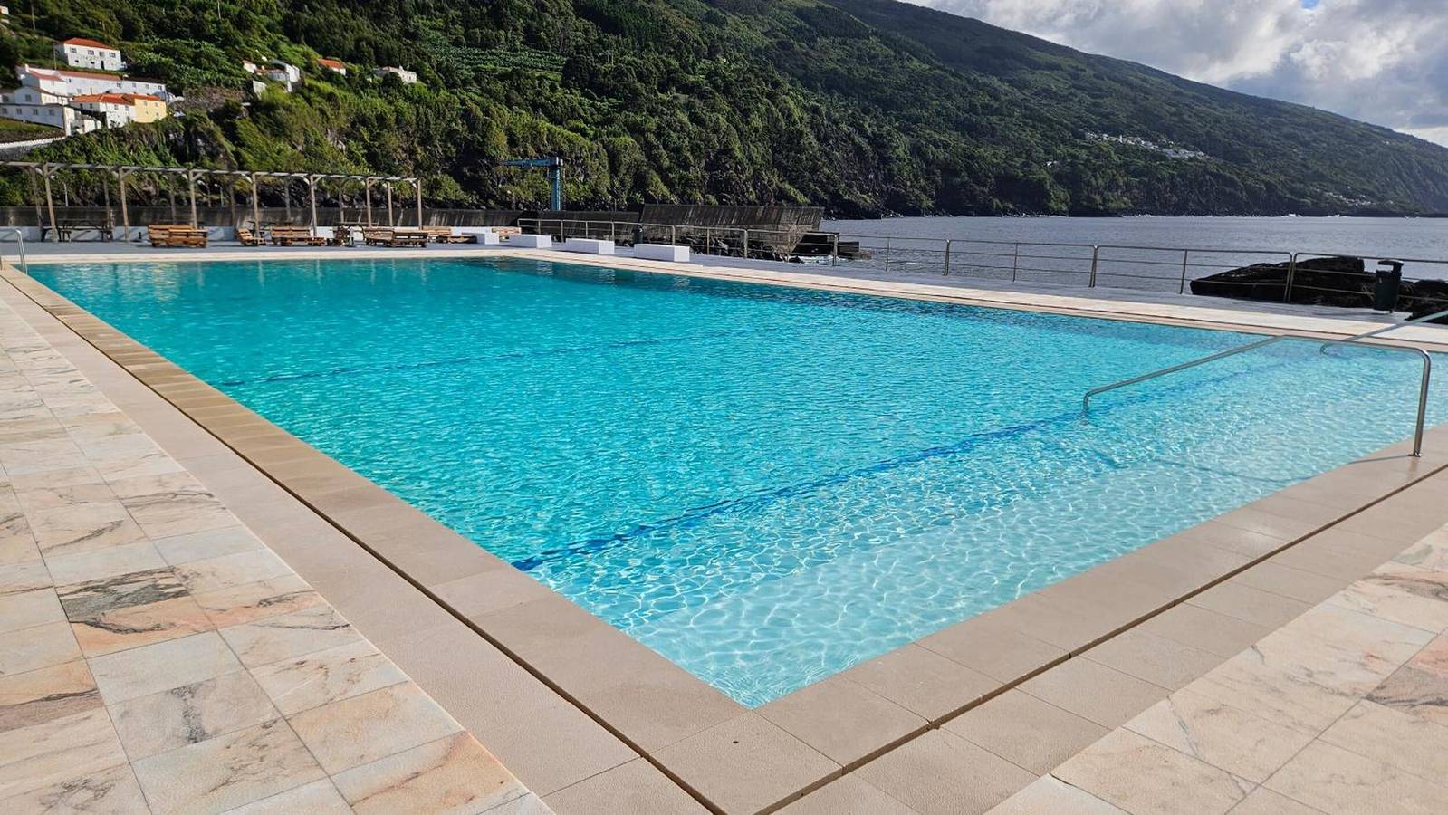 Apartment 'Branca' mit Meerblick, privater Terrasse und Wlan in Ribeiras, Pico (Azoren)