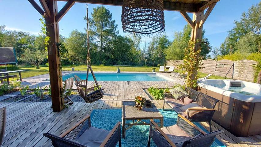 Location de vacances pour 2 personnes, avec Jacuzzi et Terrasse ainsi que Jardin et Piscine à Arsac
