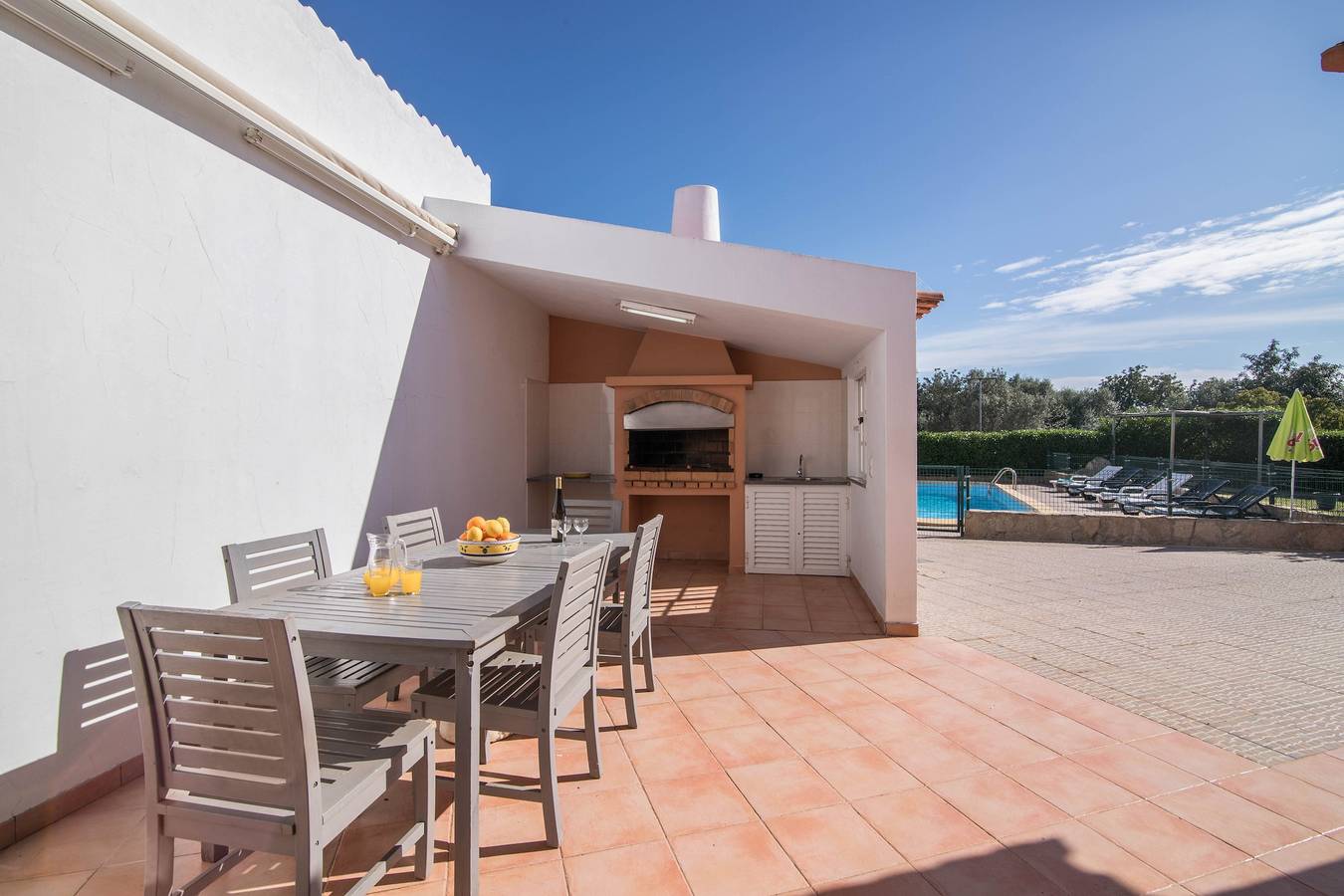 Vila "Casa Santa Maria" com piscina, Wi-Fi, terraço e jardim; Estacionamento disponível na propriedade in Ferreiras, Distrito de Faro