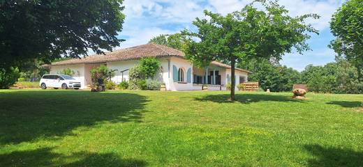 Chambre d’hôte pour 2 personnes, avec piscine et jardin à Génébrières